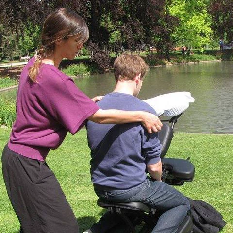 Isabelle Rollin en séance de massage assis au parc de l'Orangerie à Strasbourg